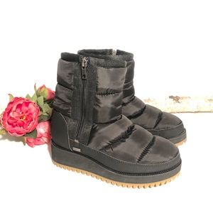 UGG Women's Ridge Cold Weather Puffer Boot Black 6